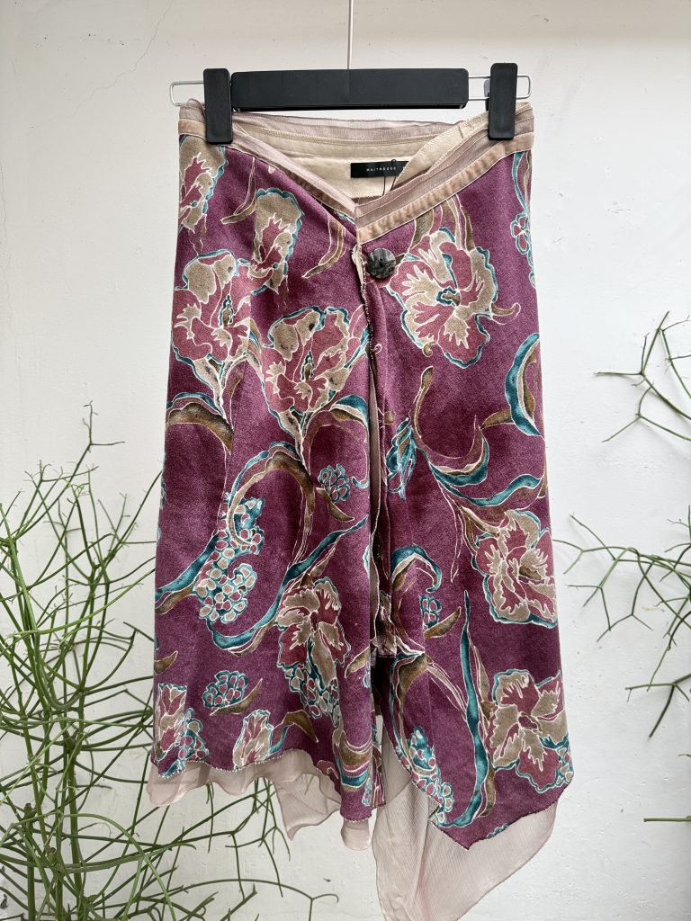 Inspiree Vintage: Flowy sophisticated long skirt with flowers that fit your mood