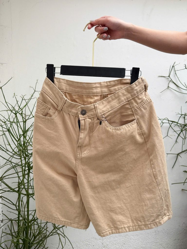 Inspirée Vintage: Beige knee cover pants for the easy combo piece.