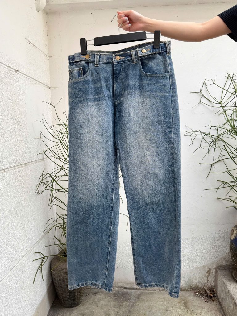 Inspirée Vintage: Baggy and blue faded denim jeans. Lets prioritize comfort.