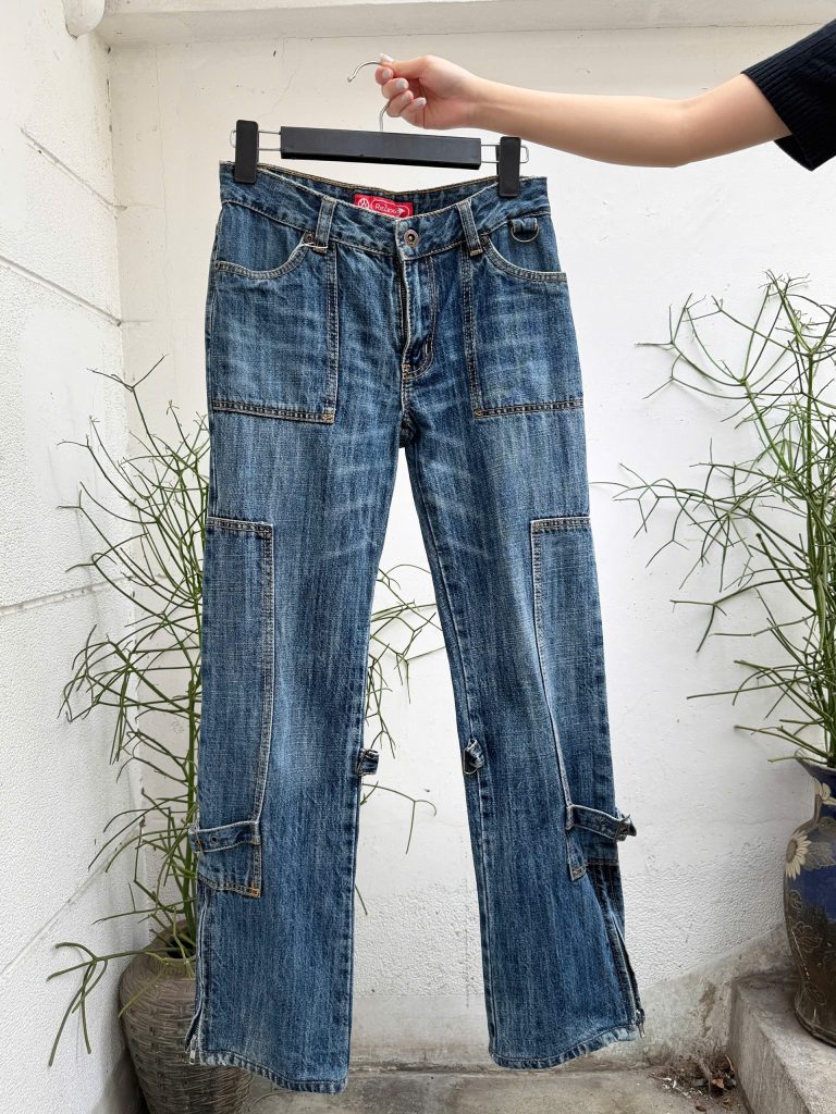 Inspirée Do si: Inside out pockets. Blue Denim pants with denim straps.