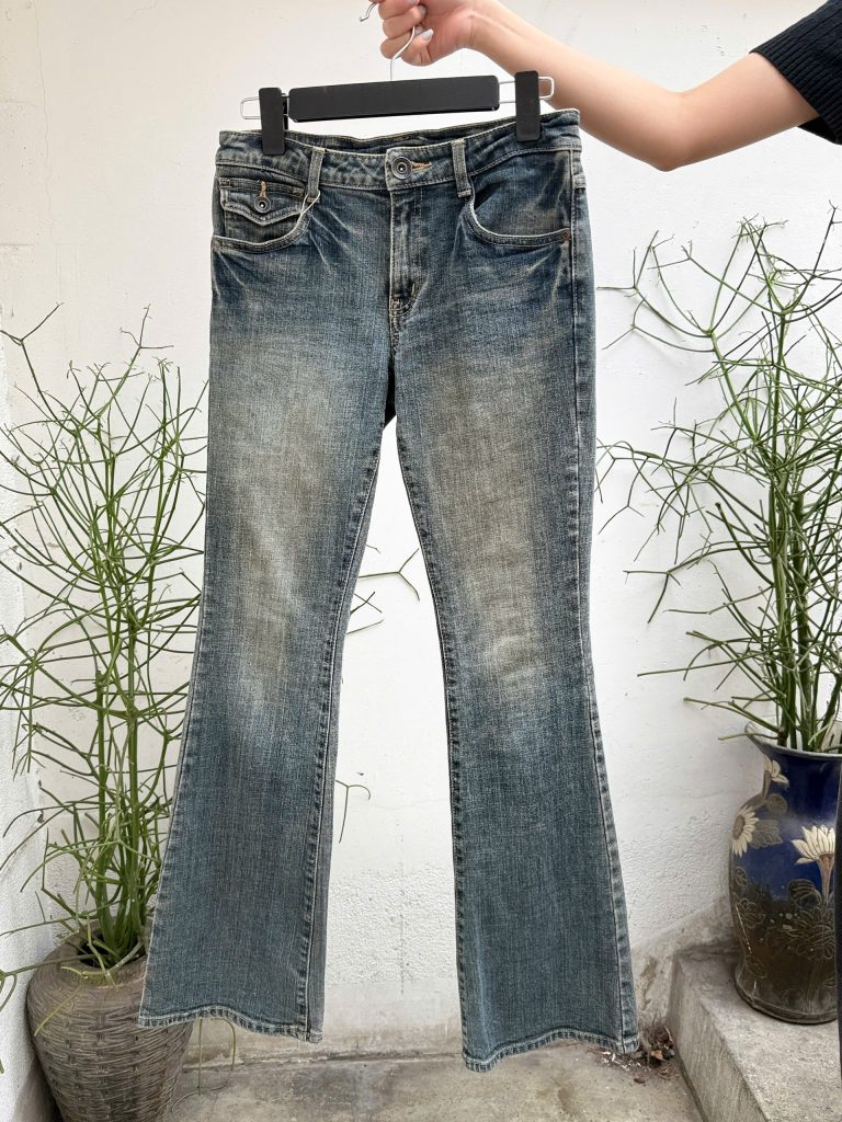 Inspirée Vintage: Faded classic navy denim jeans with slightly flared bottom