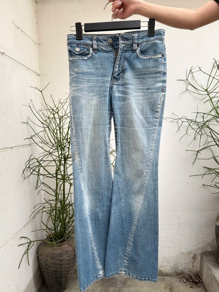 Inspirée Saigon: Faded blue denim jeans with tapered seams.