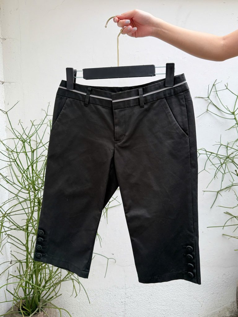 Inspirée Do Si: Midi pants with waist band collar and button accents