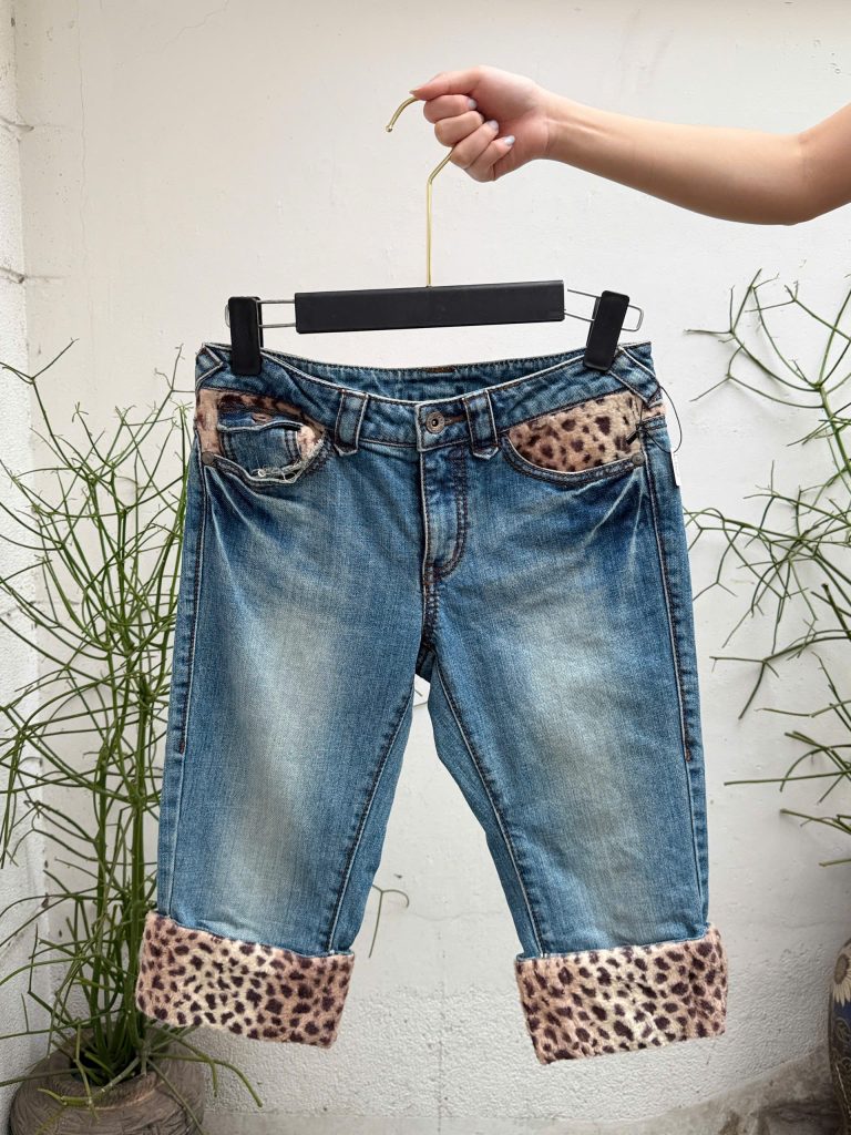 Inspirée Saigon: Midi pants with cheetah print cuffs. Second hand style.