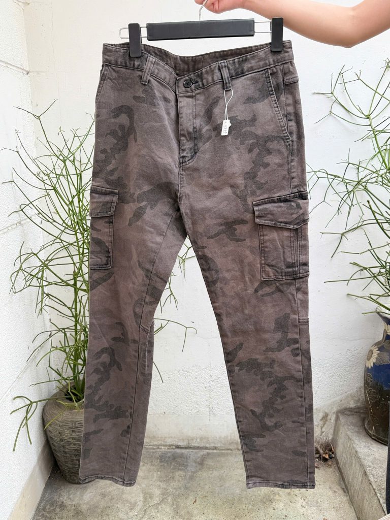 Inspirée Second Hand: Vintage camo cargo pants with big utility pockets