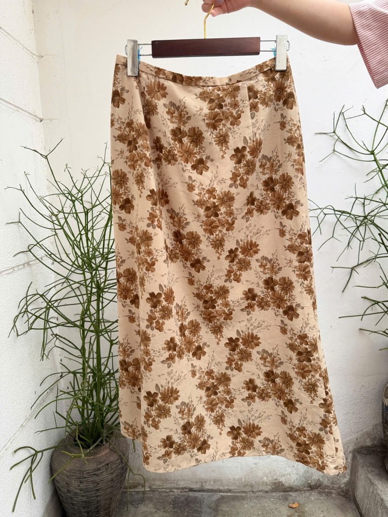 Inspirée Do Si: Skirt with Printed flowers and an earthy design. Ready for a poppin top to combo