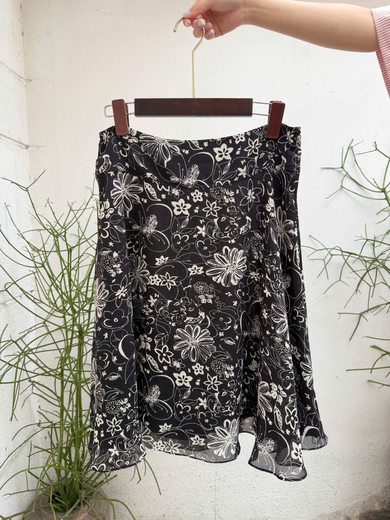 Inspirée Saigon: Black n White sketch art style skirt. Cute, Creative.