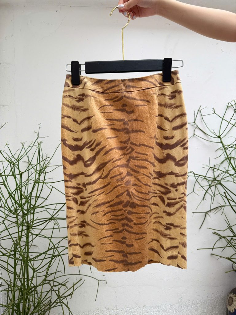 Inspirée Vintage: Tiger print skirt, showing off the animal inside of you ; )
