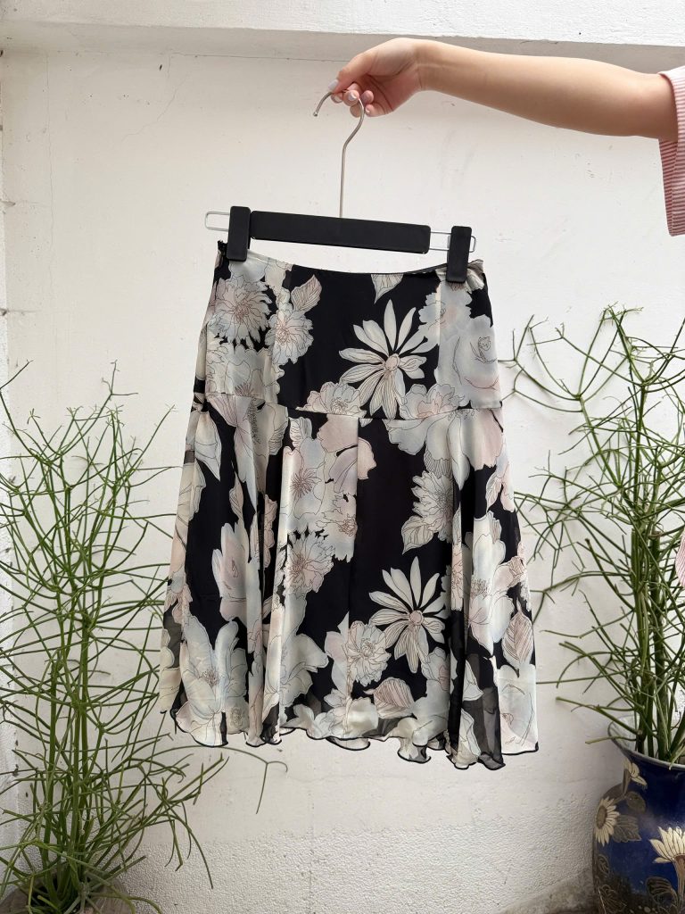 Inspirée Vintage: Skirt with Pastel coloured flowers on black, simply stunning