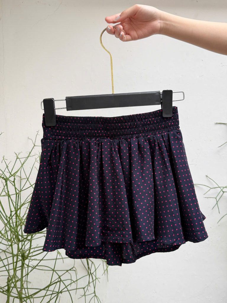 Inspirée Saigon: Pink polkadots on dark blue miniskirt for the win