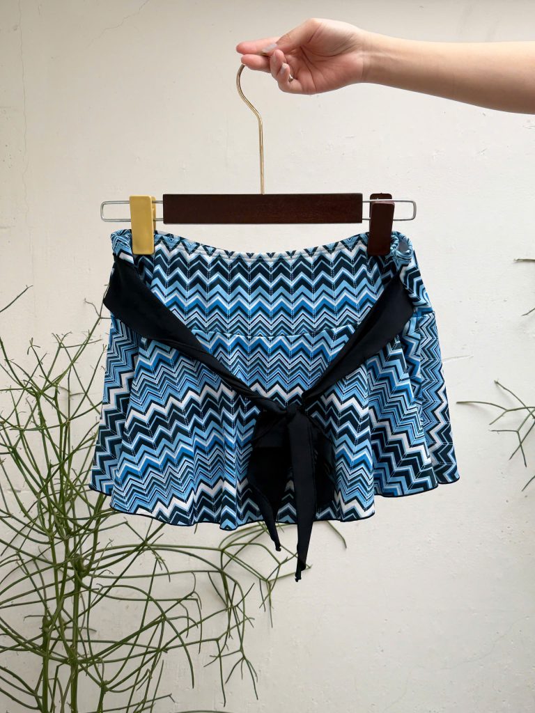 Inspirée Vintage: ZigZag y2k miniskirt with cute bow accent