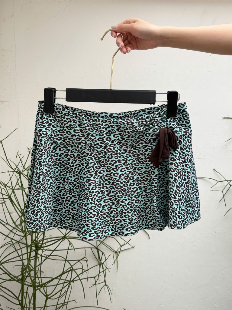Inspirée Do Si: y2k Leopard print miniskirt on baby blue fabric. Roar!