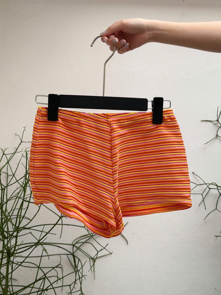 Inspirée Vintage: Colourful and fun y2k shorts to show good vibes!