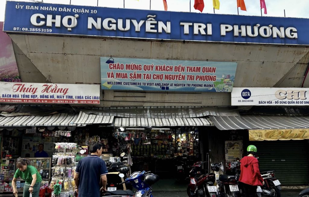 Vintage shopping and thrifting at Cho nguyen tri phuong in ho chi minh city